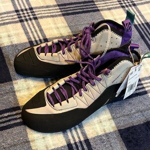 Five Ten Grandstone Climbing shoes Men’s size 11